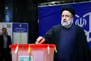 تصاویر رئیسی در هنگام انداختن رای خود به داخل صندوق