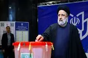 تصاویر رئیسی در هنگام انداختن رای خود به داخل صندوق