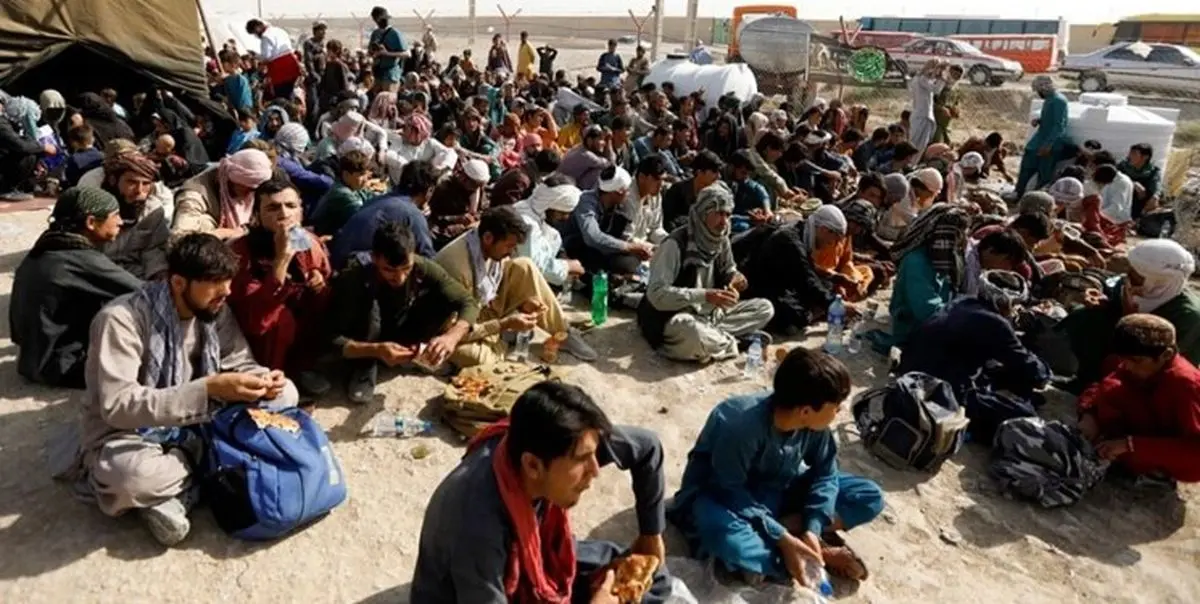 مهاجران افغانستانی از ایران وارد افغانستان میشوند