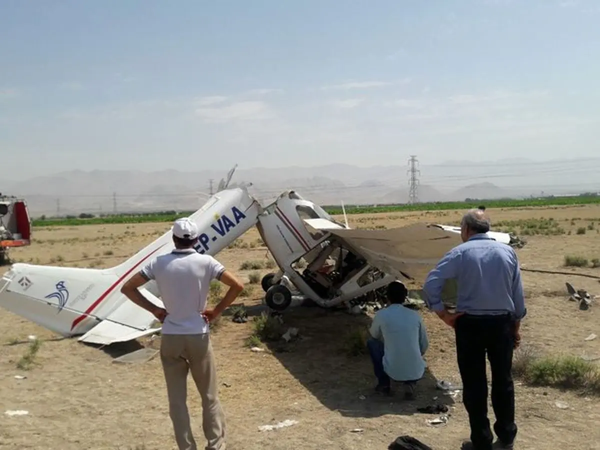 سقوط هواپیمای آموزشی روی درخت
