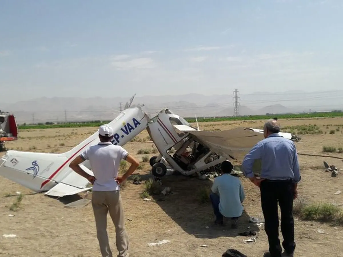 سقوط هواپیمای آموزشی روی درخت