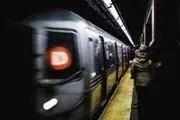 برخورد هولناک یک مرد با قطار مترو و زنده ماندن معجزه‌آسا
