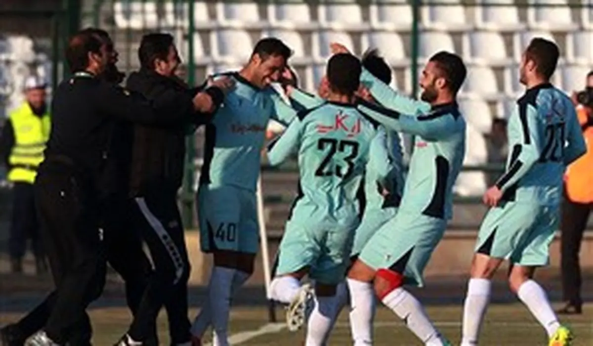 پیکان بدون سه بازیکن اصلی خود با سپاهان دیدار می کند