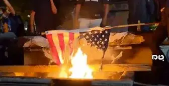 آتش زدن پرچم آمریکا در سطل زباله!+فیلم

