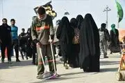 نظافت مسیر پیاده‌روی توسط زائران/ عکس