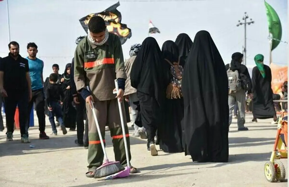 نظافت مسیر پیاده‌روی توسط زائران/ عکس