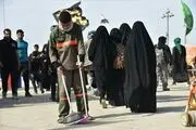 نظافت مسیر پیاده‌روی توسط زائران/ عکس