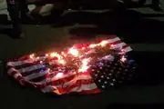 کمونیست‌ها پرچم آمریکا را به  آتش کشیدند