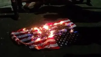 کمونیست‌ها پرچم آمریکا را به  آتش کشیدند