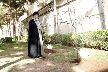 رهبر انقلاب اسلامی در روز درختکاری سه اصله نهال کاشتند/گزارش تصویری