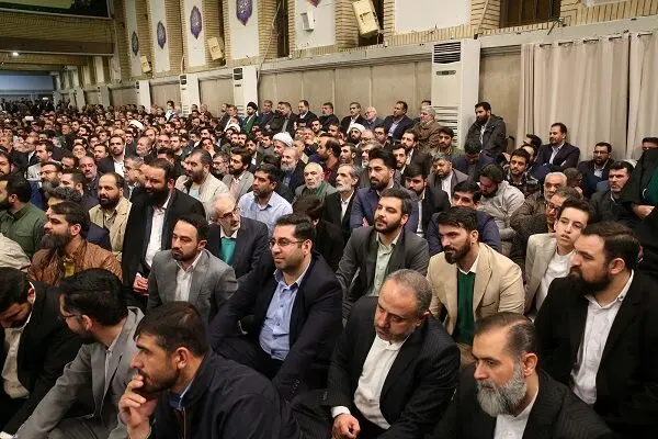 دیدار مداحان و شاعران اهل بیت‌(ع) با مقام معظم رهبری/گزارش تصویری