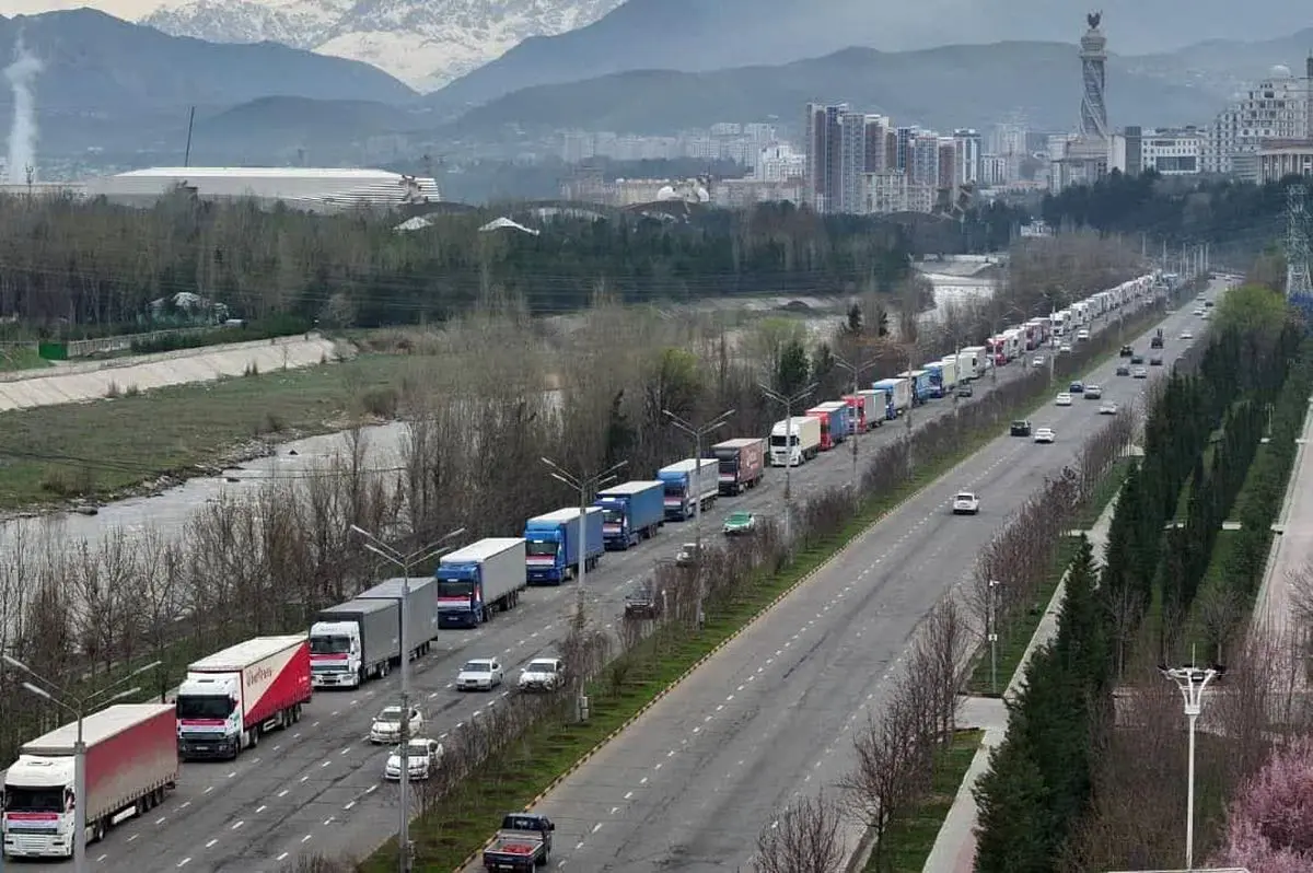 کمک ۳ هزار و ۶۱۰ تُنی تاجیک‌ها به ایران 