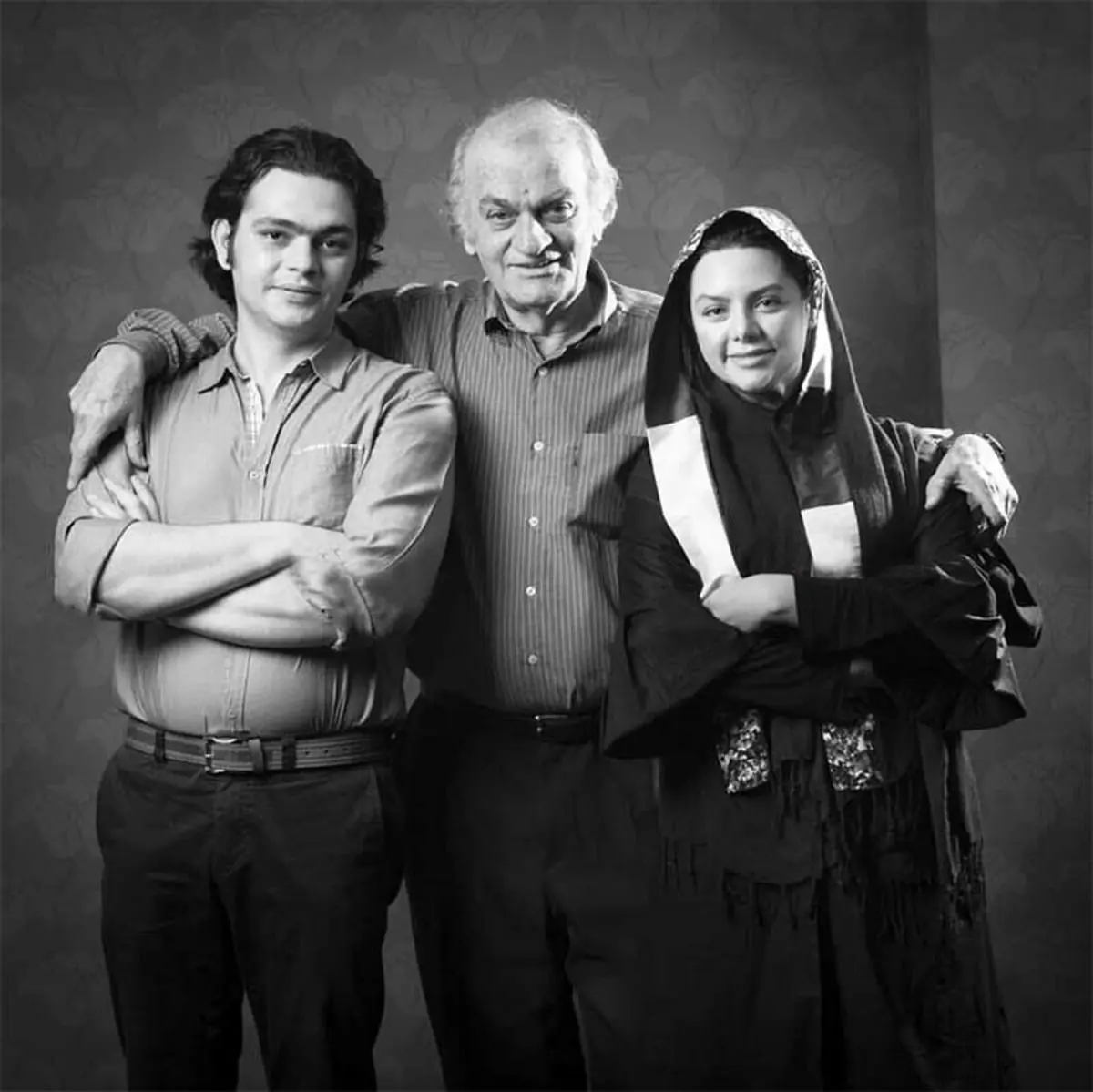 پسر زنده یاد فتحعلی اویسی در کنار مزار پدرش /عکس