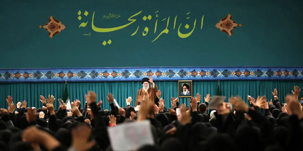 لباس جالب زنان در دیدار امروز با رهبری+ ببینید