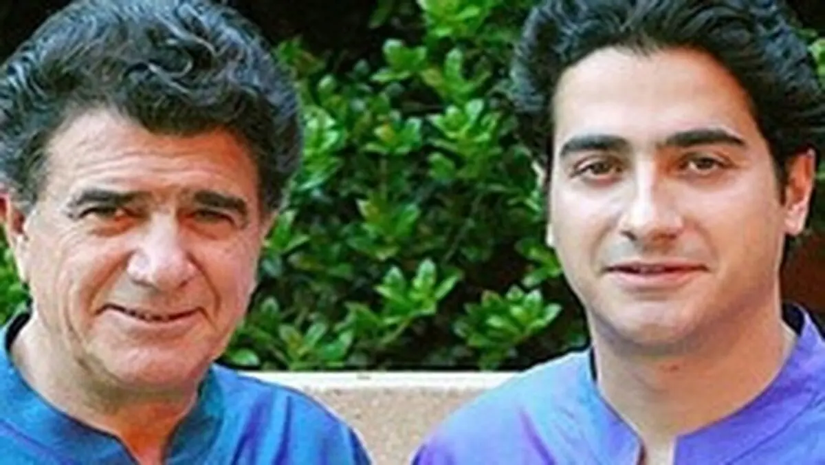 اشک‌های «همایون شجریان» بر سر مزار پدر/ عکس
