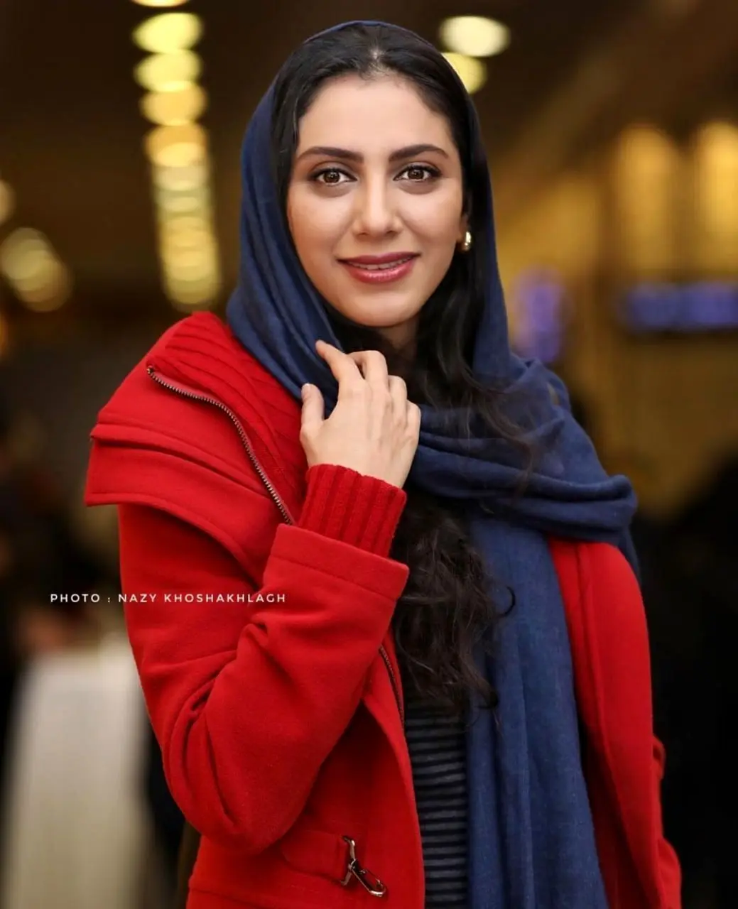 استایل زمستانی مونا فرجاد در کنار شومینه+ عکس