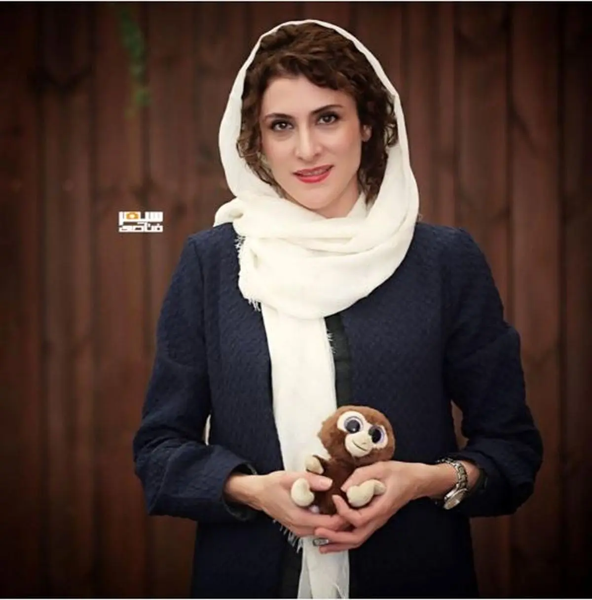 ظاهر جالب خانم بازیگر در پشت صحنه سریال دیوار به دیوار / عکس