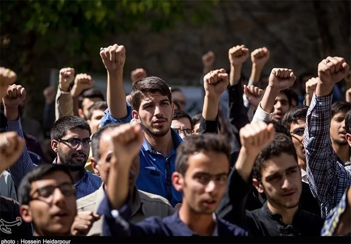 دانشجویان مقابل وزارت اقتصاد تجمع می‌کنند