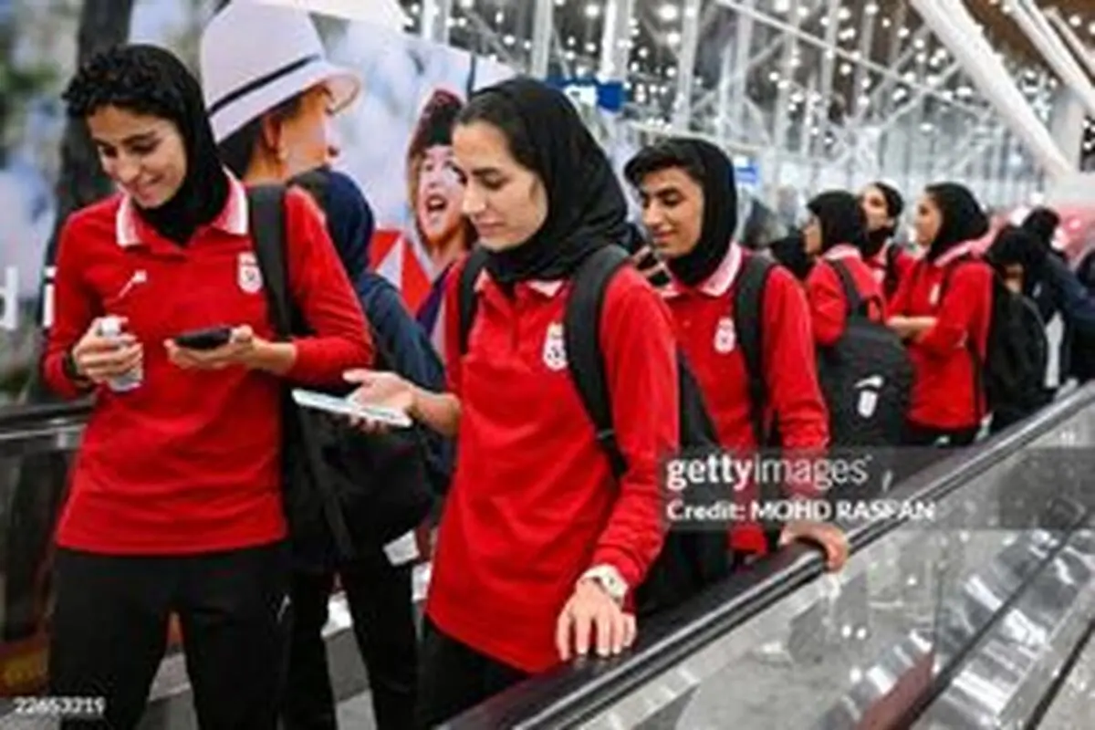 ورود دختران فوتبالیست ایرانی به فرودگاه مالزی با استقبال سفیر ایران +عکس