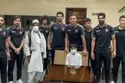 بازیکنان پرسپولیس در کنار 2 هوادار وفادار سیستان و بلوچستان+ عکس