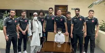 بازیکنان پرسپولیس در کنار 2 هوادار وفادار سیستان و بلوچستان+ عکس