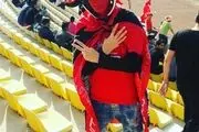 دختر پرسپولیسی با تیپ پسرانه در ورزشگاه کری خواند + عکس