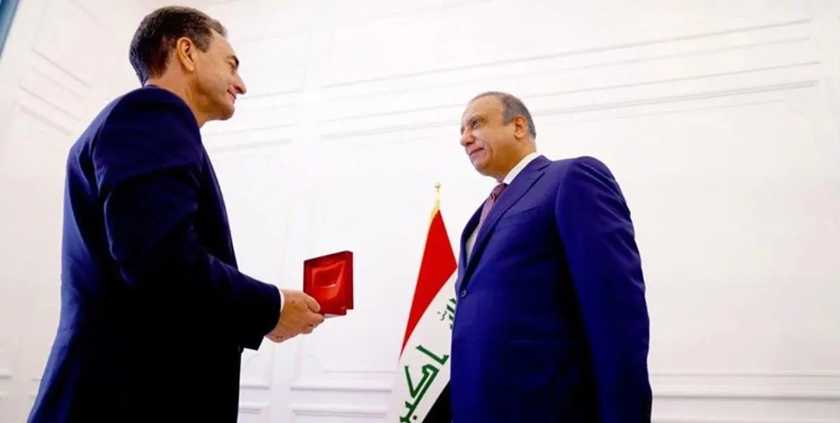 ماکرون به الکاظمی مدال افتخار داد