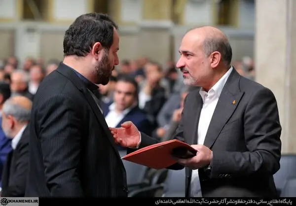 دیدار جمعی از تولیدکنندگان و فعالان اقتصادی با رهبر انقلاب/گزارش تصویری