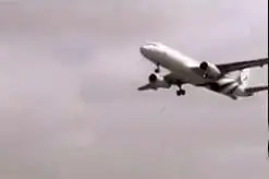 ترکیدگی تایر هواپیمای بوئینگ هنگام پرواز از کیش به تبریز/عکس