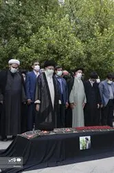 اقامه نماز رهبر انقلاب بر پیکر حجت‌‌‌الاسلام دعائی+گزارش تصویری