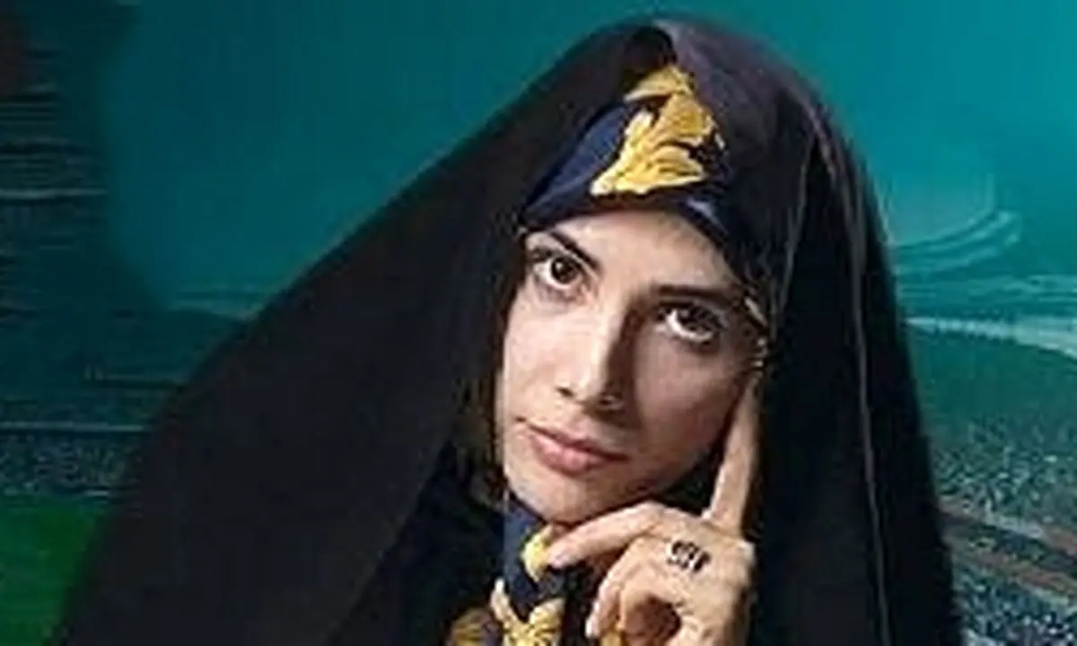 عکس یادگاری دختر نجومیبگیر با نشان پیروزی