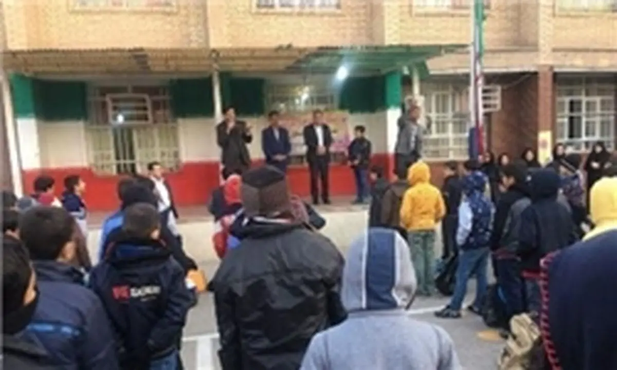تجلیل از دانش‌آموز امانت دار