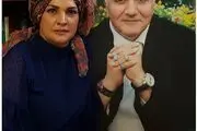 «آذر معماریان» در کنار عکس همسر مرحومش