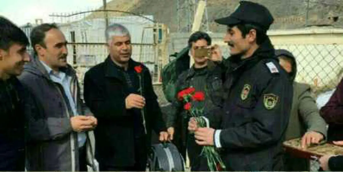 پذیرایی ماموران گمرک ترکیه از شهروندان ایرانی با گل و شیرینی/عکس