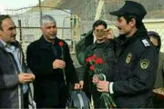 پذیرایی ماموران گمرک ترکیه از شهروندان ایرانی با گل و شیرینی/عکس