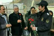 پذیرایی ماموران گمرک ترکیه از شهروندان ایرانی با گل و شیرینی/عکس
