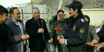 پذیرایی ماموران گمرک ترکیه از شهروندان ایرانی با گل و شیرینی/عکس