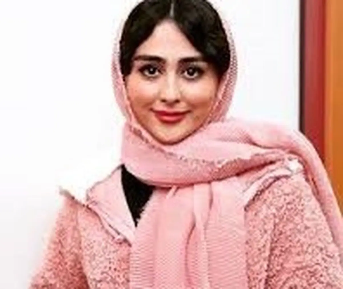 خانم بازیگر با چادر گل گلی در حال زیارت امام‌زاده صالح/ عکس