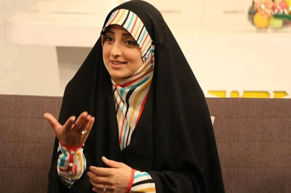 لباس خانگی گل گلی بر تن خانم مجری محجبه!