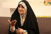 لباس خانگی گل گلی بر تن خانم مجری محجبه!