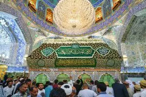 گل‌آرایی ضریح امیرالمومنین در ایام ولادت امام رضا(ع)/ گزارش تصویری