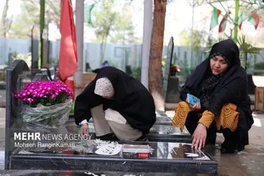 لحظات تحویل سال در گلزار شهدای تهران