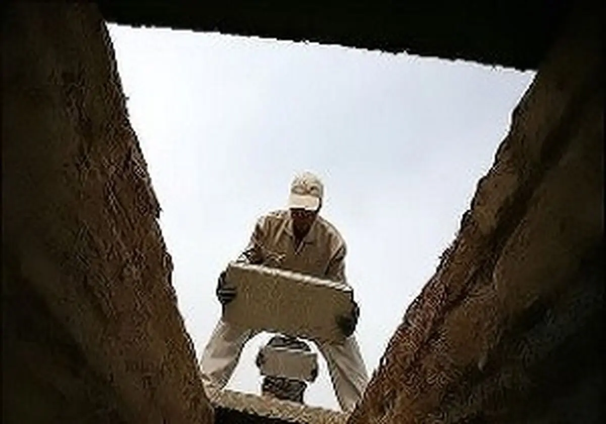 هر کسی را در گور خودش می خوابانند؟