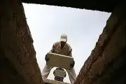 آیا اینکه در حین خواندن فاتحه، با سنگ به قبر می زنند، دلیلی اسلامی دارد؟