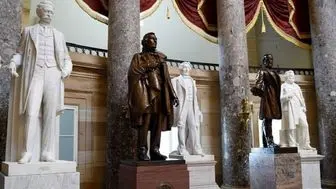 پلوسی خواستار حذف مجسمه‌ نماد نژادپرستانه از ساختمان کنگره شد

