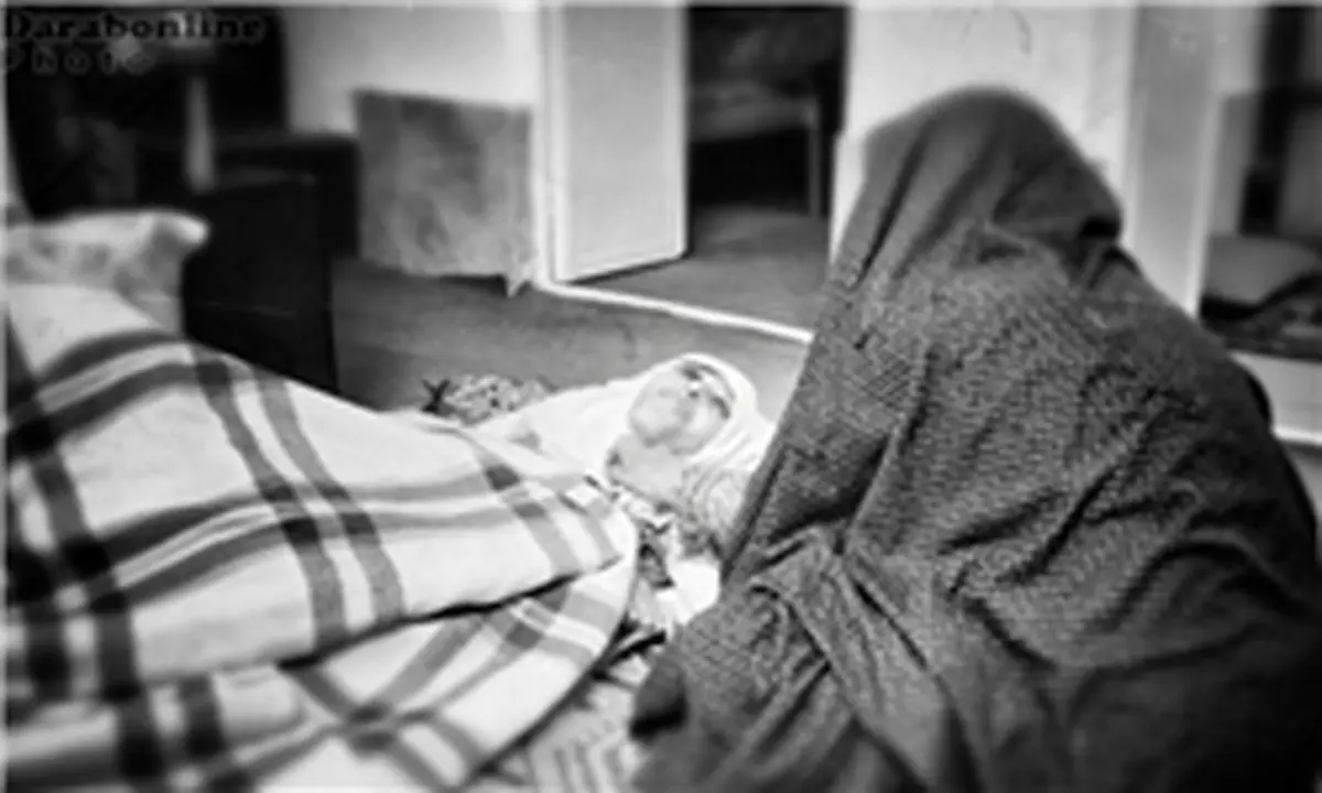 مادری که از ۴ فرزند بیمارش نگهداری میکند