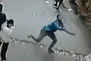 لحظه نجات کودک در حال سقوط توسط مرد جوان
