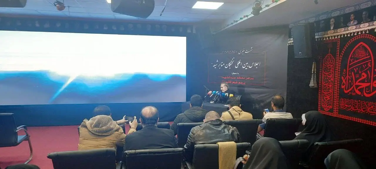 پیراهن سیدالشهدا علیه‌السلام نمادی که می‌تواند جای خالی نماد در شیعه را پر کند! / هنرمندان و نخبگان حوزه‌های مختلف یاری کنند تا پیام سیدالشهدا علیه‌السلام به دنیا مخابره شود