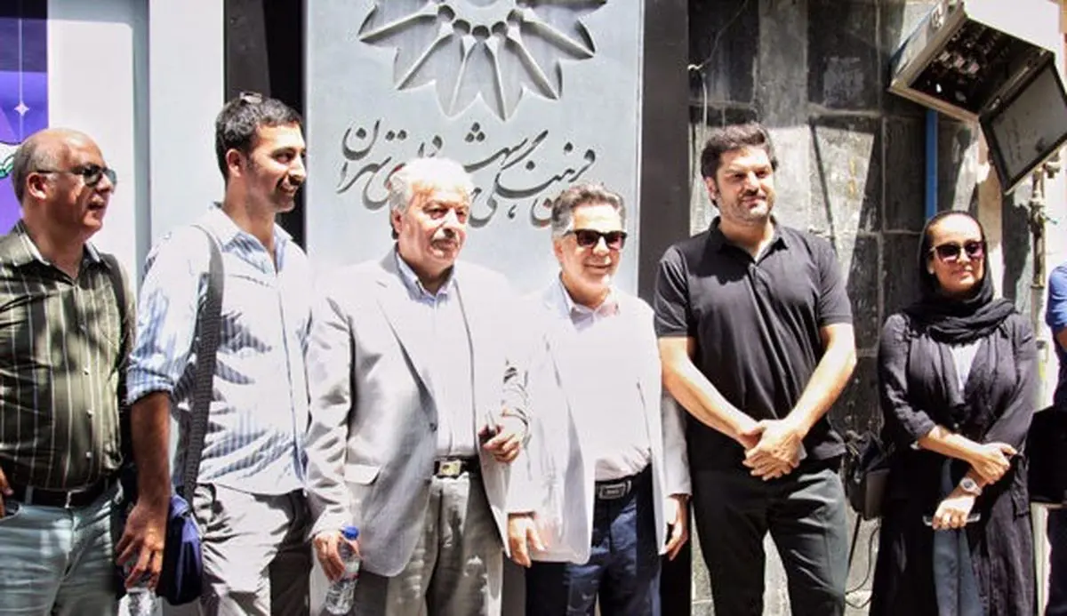 تجمع اعتراضی عوامل فیلم «دشمن زن» مقابل سازمان فرهنگی هنری شهرداری