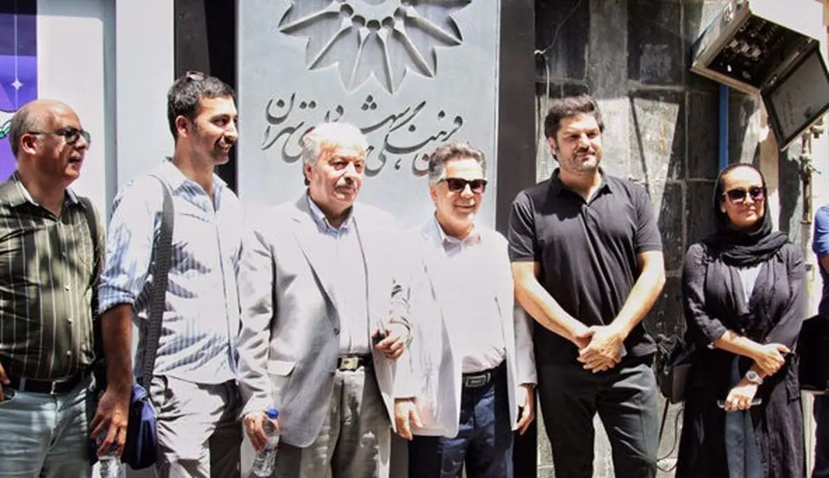 تجمع اعتراضی عوامل فیلم «دشمن زن» مقابل سازمان فرهنگی هنری شهرداری